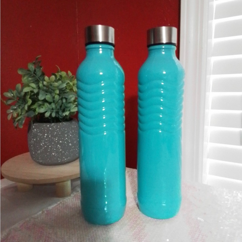 Glass Water Bottles Teal *NEW*
Can Be Used For Decor In Home Also. Includes Both